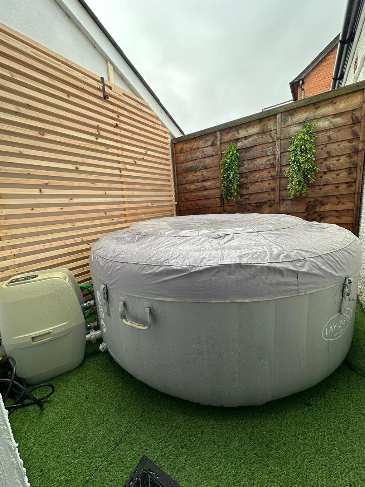2 Bedroom Flat With Hot Tub Cardiff Exterior foto